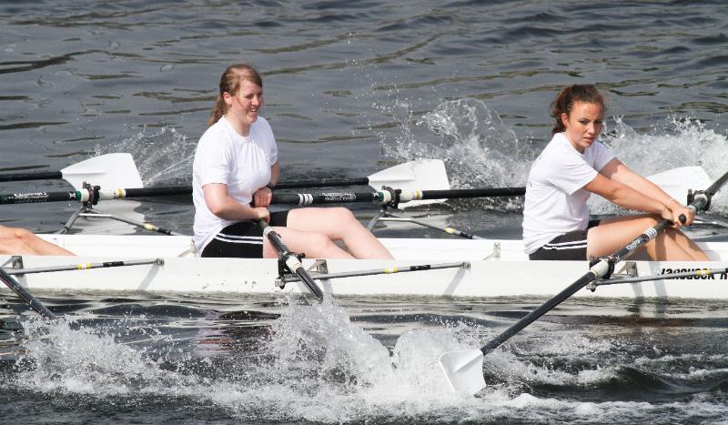 IntSch10 052.jpg - Hold the boat !